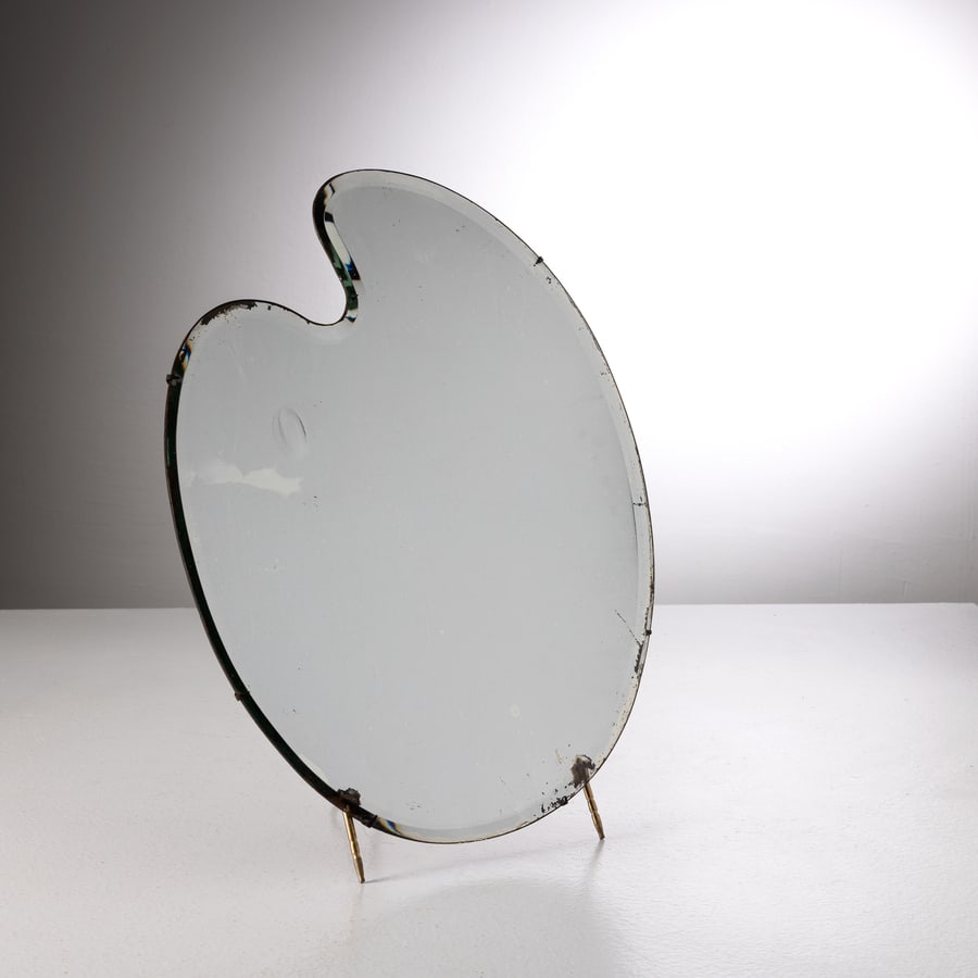 LUIGI FONTANA: Specchio da tavolo . legno, di noce, cristallo bisellato e specchiato, ottone., metallo nichelato. Produzione Fontana Arte anni '30. Marchio impresso cm 46x36x18 A MIRROR BY L. FONTANA Buone