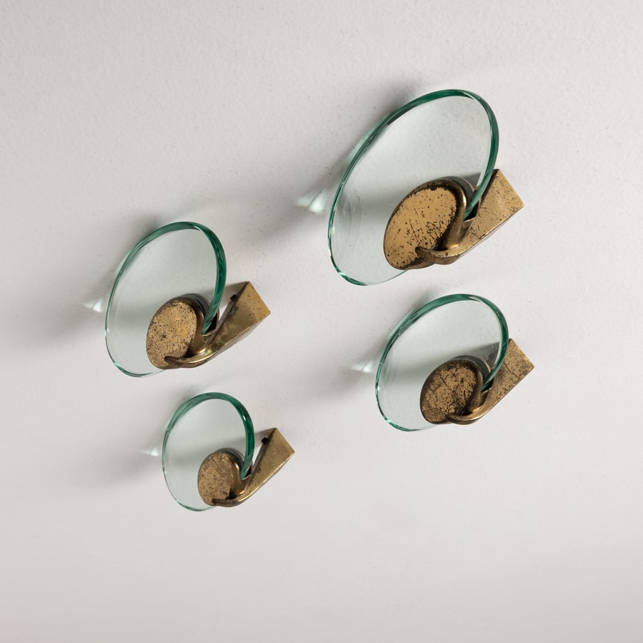 MAX INGRAND: Quattro appendiabiti mod. 1997. Ottone, cristallo molato. Produzione Fontana Arte, anni '50. 10 x 18 x 10 cm FOUR-HOOK COAT RACKS BY MAX INGRAND Quaderni di Fontana Arte n. 6, p. 169. Buone