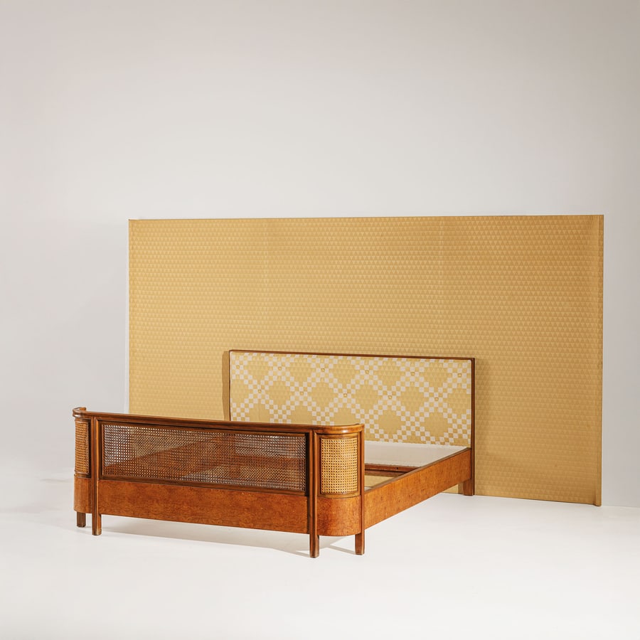 MELCHIORRE BEGA: Letto matrimoniale con grande pannello. Legno di noce massello, paglia di Vienna e tessuto. Produzione Bega Bologna, anni '40. Copia dei disegni originali. Provenienza casa V. Bari. pannello 186x348x7