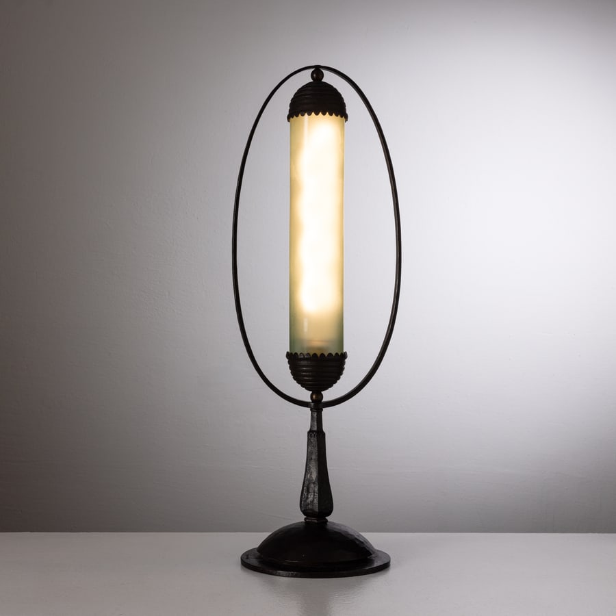 RONCORONI MILANO: Lampada da tavolo. Ferro battuto, vetro colorato incamiciato. Italia, primi del '900. Marchio impresso nel metallo. cm 56x17 A TABLE LAMP BY RONCORONI Condizioni molto buone. Righe, segni di usura. Li