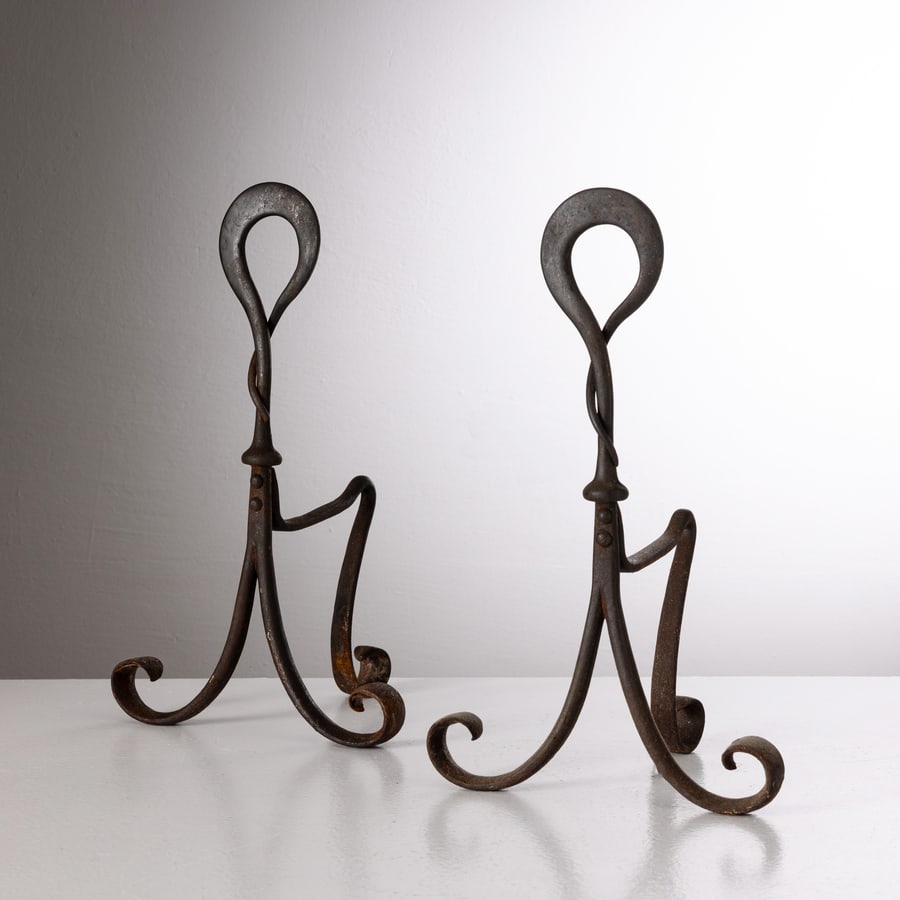 MANIFATTURA ITALIANA: Due alari Art Nouveau. Ferro battuto. Italia primi del '900. cm 36x21x29 A PAIR OF ITALIAN ART NOUVEAU ANDIRONS. Condizioni molto buone. Righe, aloni, ruggine marcata.