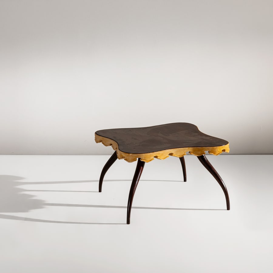 LUIGI SATTA: Tavolo basso. Legno laccato, legno tinto. Italia anni '40. cm 42x70x70 A LOW TABLE BY L. SATTA Buone condizioni generali. Piccole righe, leggeri graffi, normali segni di usura. Struttura in legno