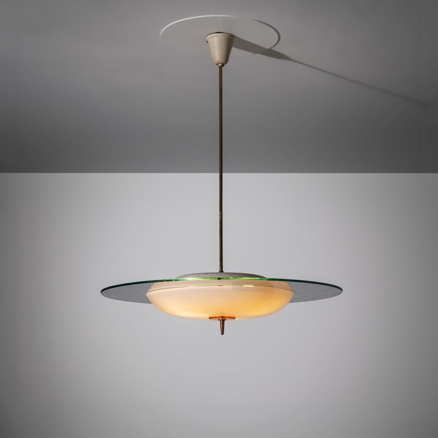 LUIGI FONTANA: Lampada a sospoensione. Ottone, vetro diffusore curvato, cristallo colorato, cristallo molato. Produzione Fontana Arte anni '40. cm 90x70x70 ca. A CEILING LAMP BY L. FONTANA Buone condizioni generali.