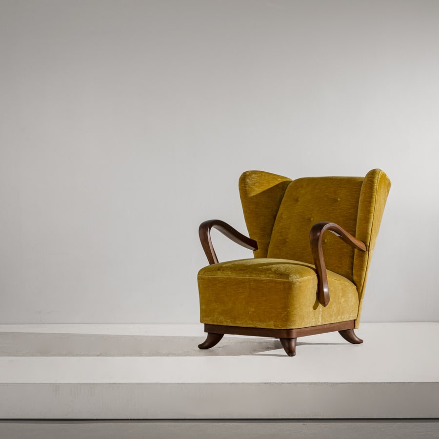 GUGLIELMO PECORINI (ATTRIB. A): Poltrona bergère. Legno, tessuto imbottito. Italia, anni '40. cm 90x87x100 AN ARMCHAIR ATTRIBUTED TO G. PECORINI Buone condizioni generali. Piccole righe, leggeri graffi, normali segni dovuti all