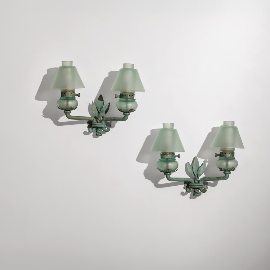SEGUSO: Coppia di lampade da parete. Ottone e alluminio in parte patinati, vetro colorato corroso. Murano anni '40-'50. cm 30x40x20 A PAIR OF WALL LAMPS BY SEGUSO Buone condizioni. Aloni, ossidazione, piccole