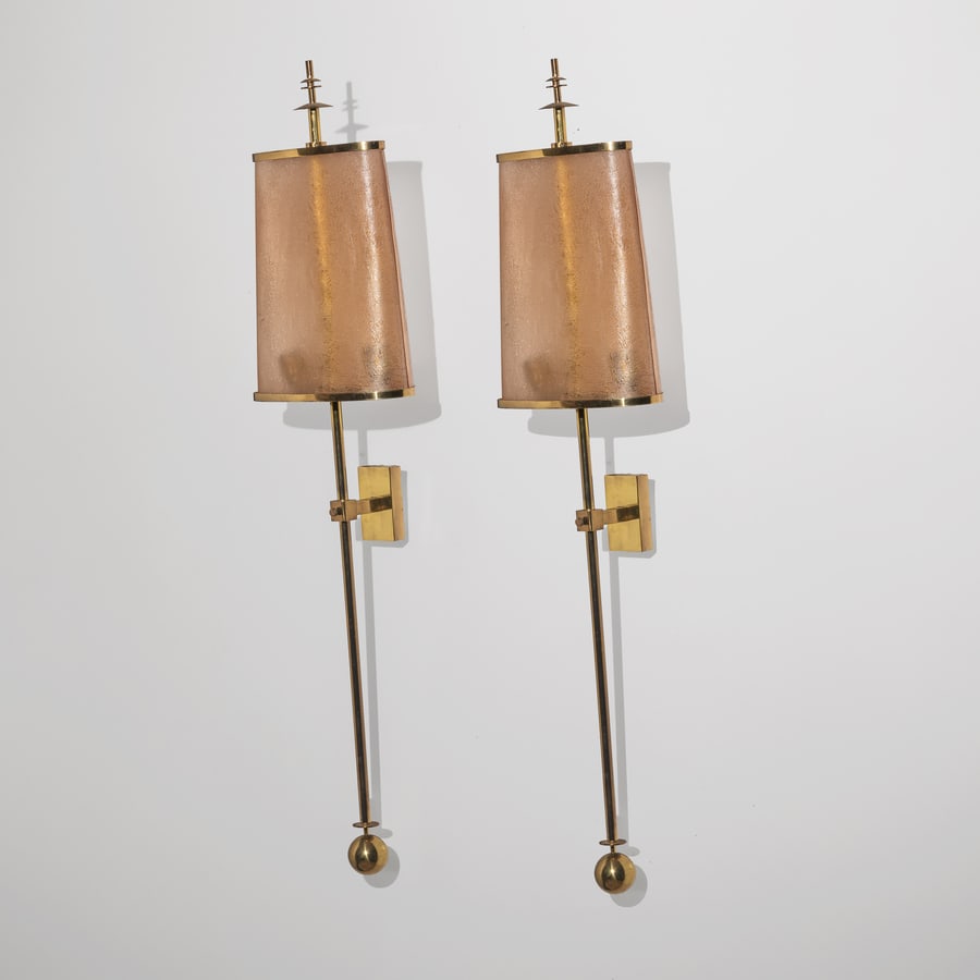 PIER LUIGI COLLI: Coppia di lampade da parete. Ottone, vetro massiccio curvato ed acidato. Produzione P. L. Colli, seconda metà anni '50. cm 117x29x12 A PAIR OF WALL LIGHTS BY P. L. COLLI Buone condizioni generali