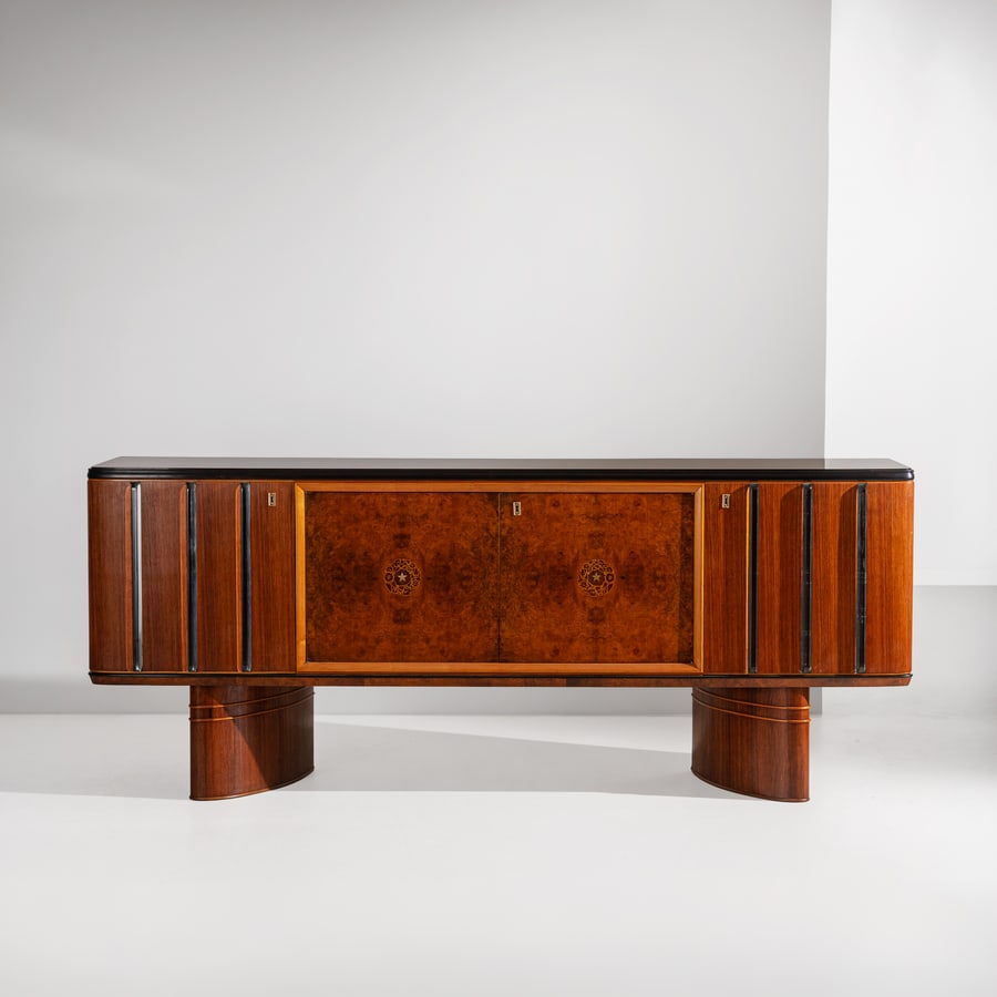 OSVALDO BORSANI (ATTRIB. A): Credenza. Multistrato impiallacciata in radica , legno di acero, ottone, cristallo molato, vetro opalino. Italia anni '40. cm 97x235x51 A SIDEBOARD ATTRIBUTED TO O. BORSANI Buone condizioni generali. 