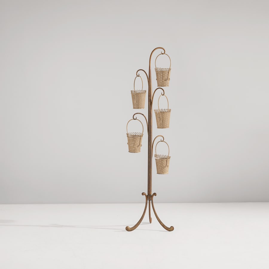 MANIFATTURA ITALIANA: Piantana portavasi. Ottone, metallo verniciato. Italia anni '50. cm 155x40x35 AN ITALIAN STANDING PLANT HOLDERS Buone condizioni generali. Piccole righe, leggeri graffi, normali segni di usura.