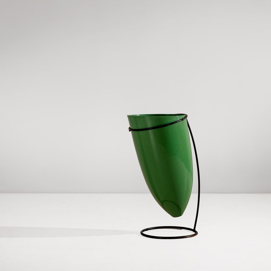 ETTORE SOTTSASS (ATTRIB. A): Portaombrelli. Alluminio verniciato, metallo verniciato. Italia anni '50. cm 53x33x26 AN UMBRELLA STAND ATTRIBUTED TO E. SOTTSASS Buone condizioni generali. Piccole righe, leggeri graffi, normali
