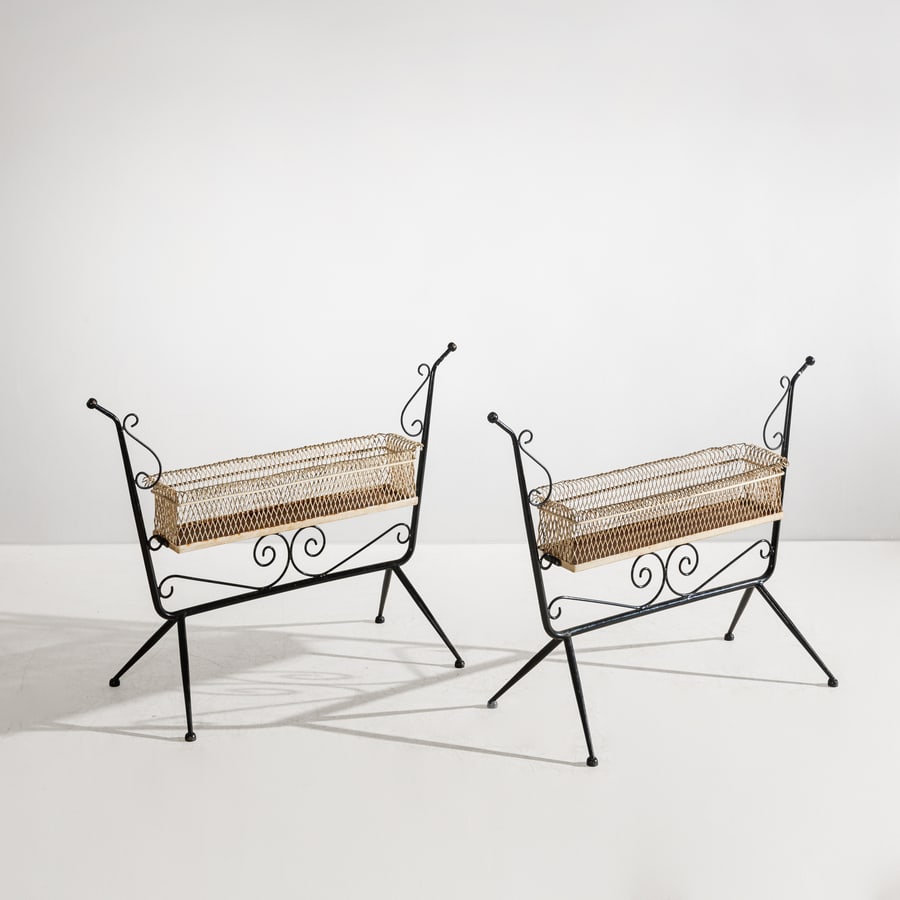 MANIFATTURA ITALIANA: Coppia di porta piante. Metallo e rete elettro saldata verniciati. Italia anni '50 cm 83x112x45 A PAIR OF ITALIA PLANT HOLDERS Buone condizioni generali. Piccole righe, leggeri graffi, normali segni