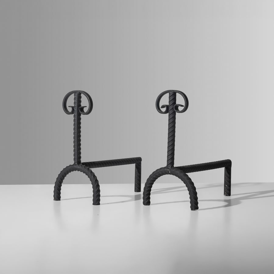 MANIFATTURA ITALIANA: Alari da camino. Ferro lavorato. Italia anni '50. cm 32,5x17x31,5 A PAIR OF ITALIAN FIRE WINGS Buone condizioni generali. Piccole righe, leggeri graffi, normali segni di usura. Metallo in patina.