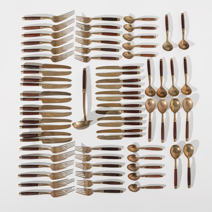 MANIFATTURA ITALIANA: Servizio di posate per 12 coperti. Ottone, legno esotico. Italia anni '70. 1 mestolo 1 cucchiaio, un forchettone, un coltello da servizio 12 forchette 12 coltelli 12 cucchiai 12 forchette da frutta