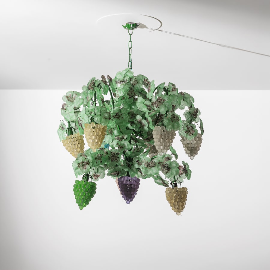 CESARE TOSO (ATTRIB. A): Lampada a sospensione. Metallo verniciato, vetro colorato lavorato a caldo vetro satinato stampato. Italia, anni '80-'90. cm 79x85 ca. A CEILING LAMP ATTRIBUTED TO C. TOSO Condizioni buone. Righe, seg