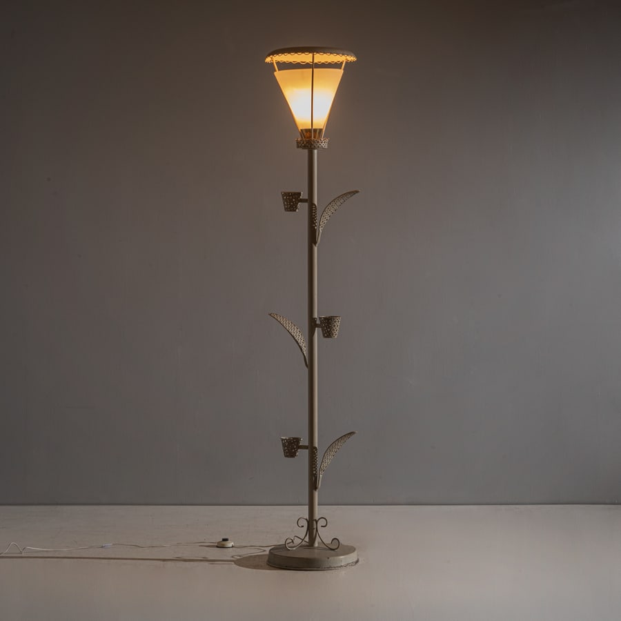 CASA & GIARDINO (ATTRIB. A): Lampada da terra. Ferro verniciato, ghisa, vetro opalino satinato, ottone. Italia anni '40. cm 185x34x34 A FLOOR LAMP ATTRIBUTED TO CASA & GIARDINO Buone condizioni generali. Piccole righe, leggeri gr