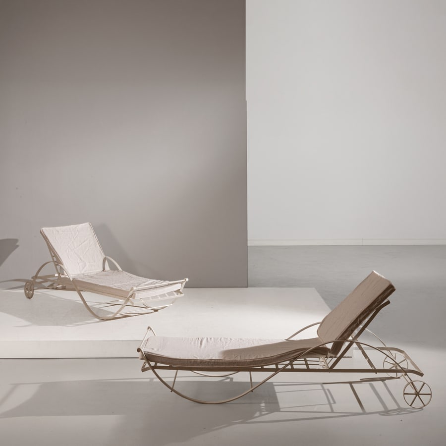 MANIFATTURA ITALIANA: Coppia di lettini da esterno. Metallo verniciato, tessuto imbottito. Italia anni '50. cm 84x210x66 ca A PAIR OF ITALIAN FOLDING CHAISELONGUE Buone condizioni generali. Piccole righe, leggeri graffi,