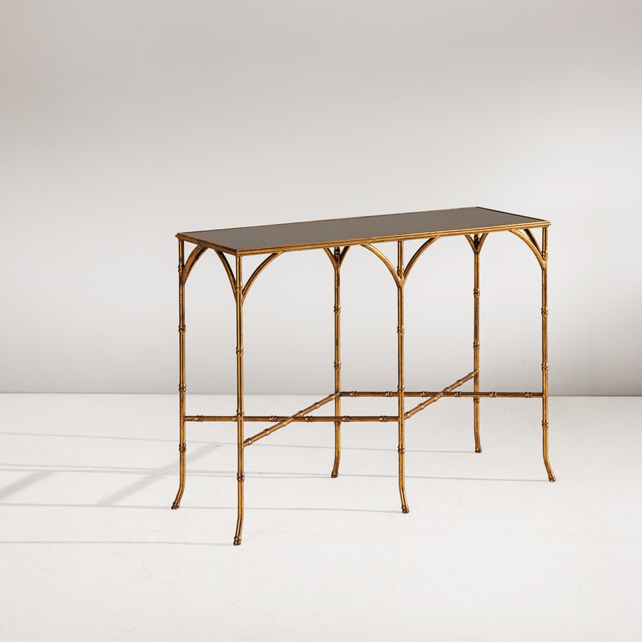 MAISON JANSEN (ATTRIB. A): Consolle. Metallo dorato, vetro colorato. Francia, fine anni '60. cm 83x112x39 A CONSOLE ATTRIBUTED TO MAISON JANSEN Buone condizioni generali. Piccole righe, leggeri graffi, normali segni dovuti all'