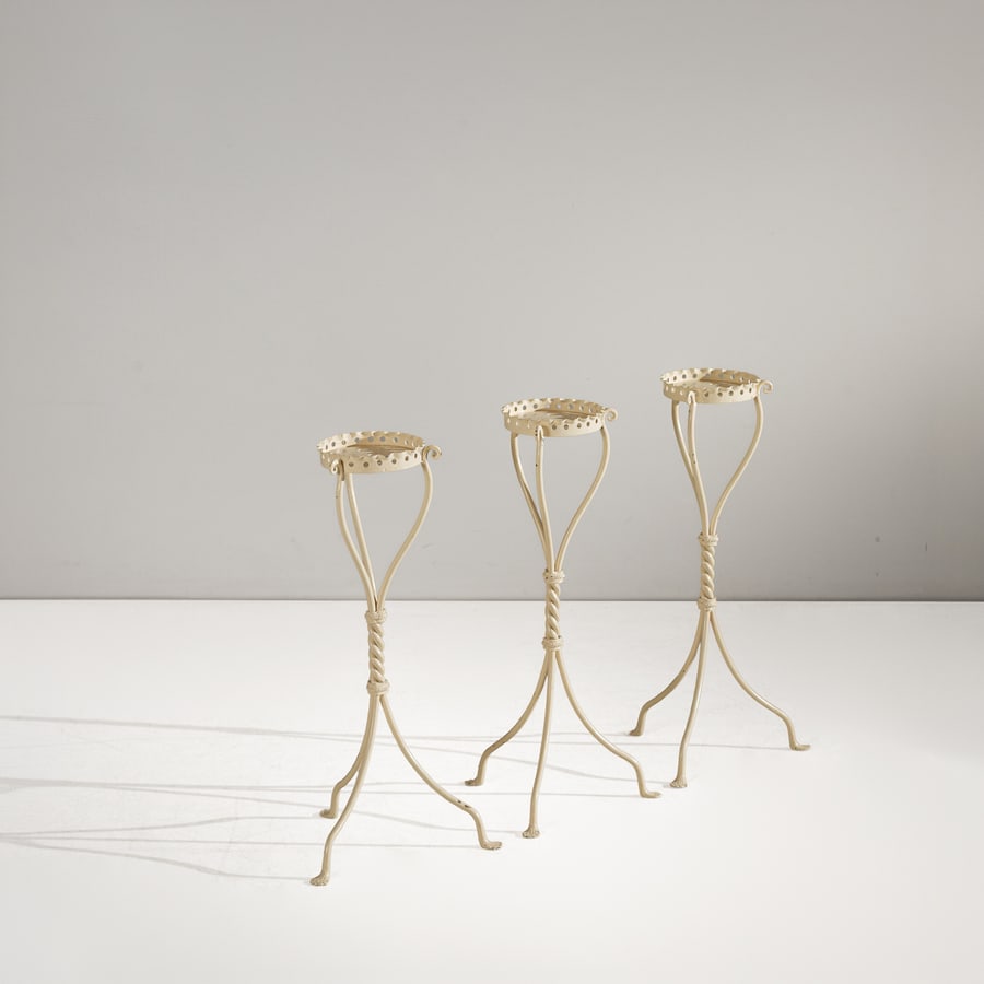 TOMASO BUZZI (ATTRIB. A): Set di tre portavasi. Metallo verniciato. Italia anni '50 cm 68x19x19 THREE VASES HOLDER BY T. BUZZI Buone condizioni generali. Piccole righe, leggeri graffi, normali segni dovuti all'uso quotidiano.