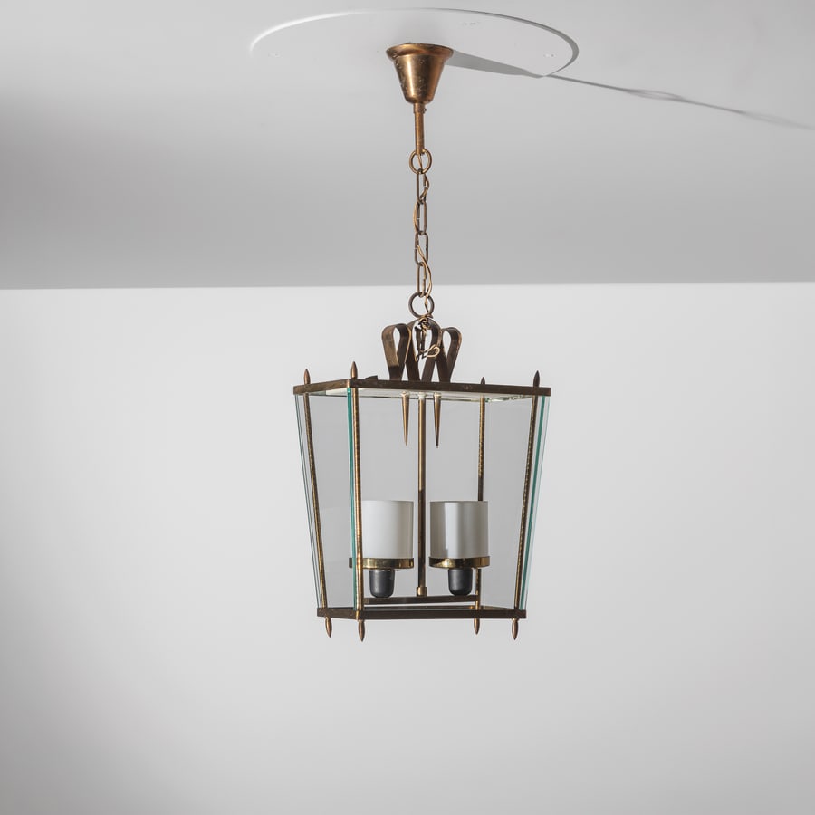 FONTANA ARTE: Lanterna. Ottone, metallo verniciato, vetro pressato. Etichetta del produttore. Italia fine anni '30. cm 67x26x15 A LANTERN BY FONTANA ARTE Condizioni molto buone. Righe, segni di usura. lieve ossidaz