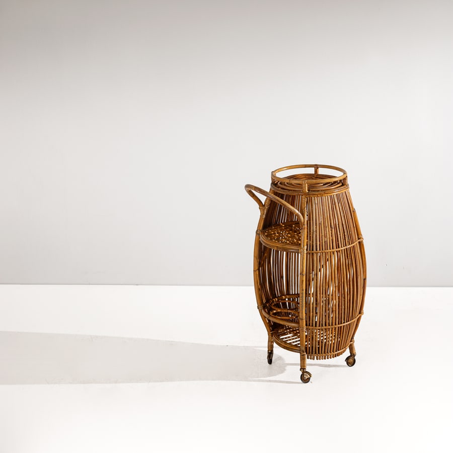 MANIFATTURA ITALIANA: Carrello bar. Bambù, malacca intrecciata. Italia anni '60. cm 95x50x56 AN ITALIAN BAR TROLLEY Buone condizioni generali. Piccole righe, leggeri graffi, normali segni di usura. Possibili piccole