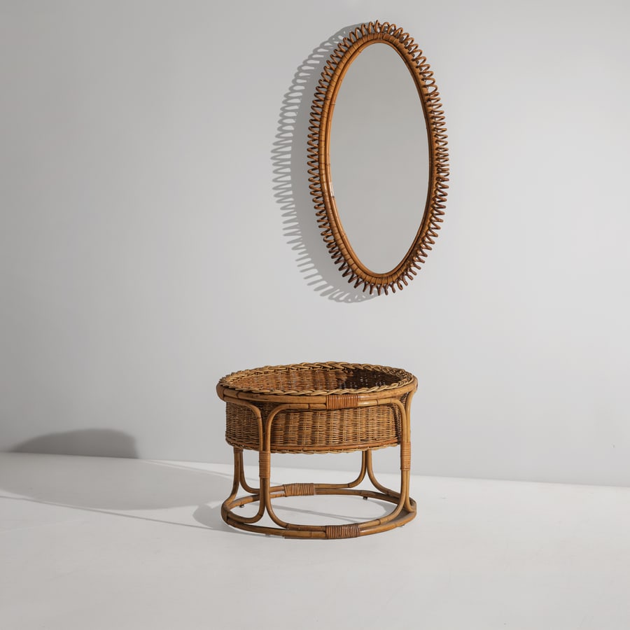 TITO AGNOLI (ATTRIB. A): Tavolino contenitore con specchio. Bambù, midollino intrecciato, cristallo specchiato. Italia, anni tavolino cm 43x63x63; specchio cm 90x48x4 AN OCCASIONAL TABLE WITH MIRROR ATTRIBUTED TO T. AGNO