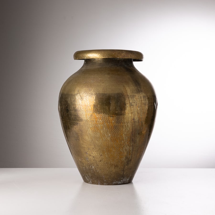 NINO FERRARI: Grande vaso. Ottone martellato. Produzione Atelier dell'Artista anni '50. Firma impressa cm 57x45x45 ca. A BIG VASE BY N. FERRARI Buone condizioni generali. Piccole righe, leggeri graffi, normali
