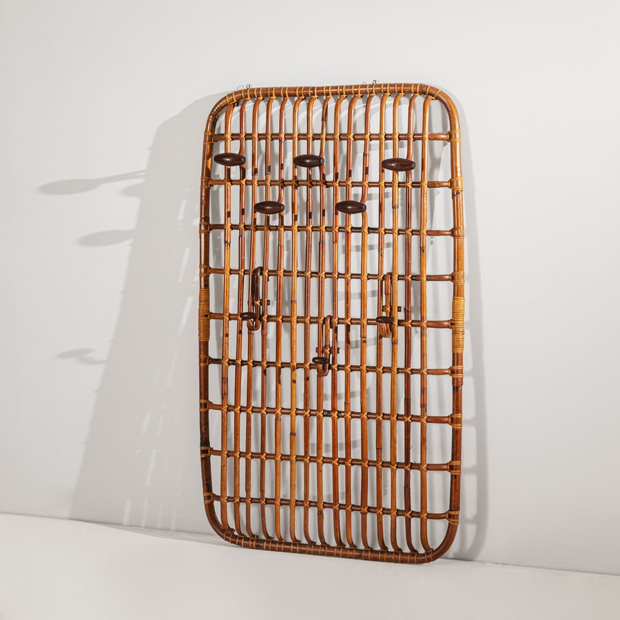 OLAF VON BOHR: Appendiabiti da parete mod. 631. Malacca, giunco, canna d'India, legno di teak. cm 152x92x18 A COAT HANGER BU O. VON BOHR catalogo del produttore anni '60 non datato, p. 3. Buone condizioni generali.