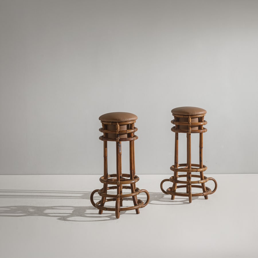 ISA: Due sgabelli. Pelle imbottita, bamboo, midollino intrecciato. Italia anni '60. Etichetta del produttore. cm 80x52x52 A PAIR OF STOOLS BY ISA Condizioni molto buone. Segni di usura, piccole righe, tras