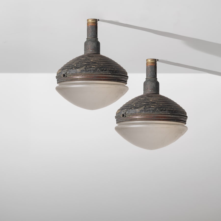 MANIFATTURA FRANCESE: Due lanterne moderniste. Metallo brunito, vetro soffiato e acidato. Francia 1930 ca. metallo brunito, anni '30. cm 35x35x35 A PAIR OF FRENCH MODERNIST PENDANT LAMPS Condizioni buone. Righe, segni di