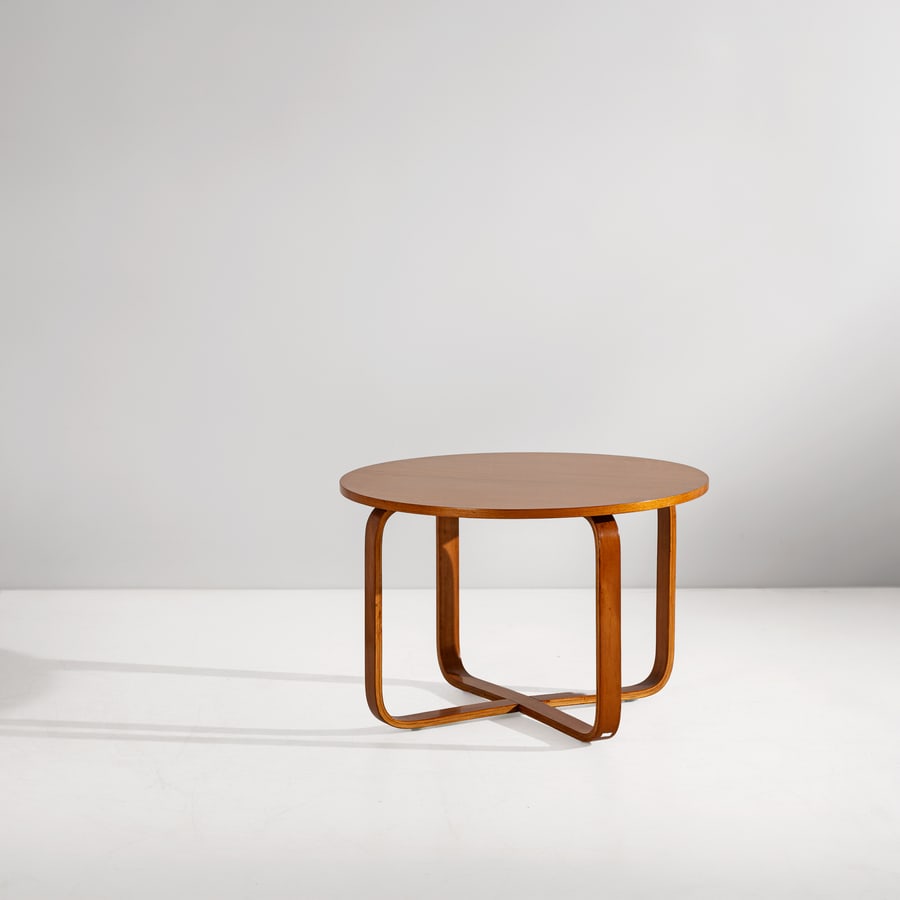 GIUSEPPE PAGANO: Tavolo basso. Legno lamellare curvato. Produzione Maggioni anni '40. cm 49x75x75 A LOW TABLE BY G. PAGANO Buone condizioni generali. Piccole righe, leggeri graffi, normali segni di usura. Piccole
