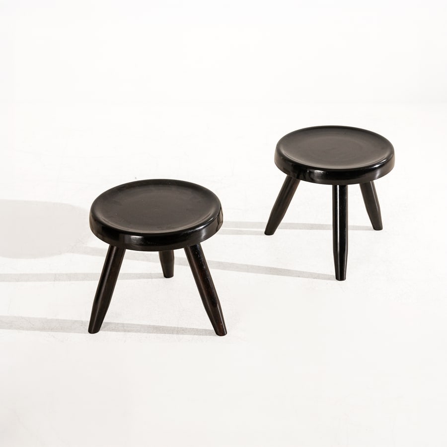 CHARLOTTE PERRIAND (ATTRIB. A): Coppia di sgabelli. Legno tornito e verniciato. Francia anni '50. cm 31x30x30 A PAIR OF STOOLS ATTRIBUTED TO C. PERRIAND Buone condizioni generali. Piccole righe, leggeri graffi, normali segni dovuti
