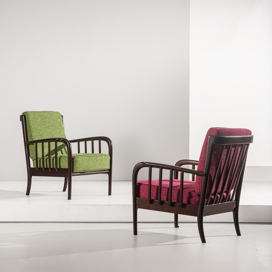 MANIFATTURA ITALIANA: Coppia di poltrone. Legno tinto, tessuto imbottito. Italia anni '50. cm 85x65x80 A PAIR OF ITALIAN ARMCHAIRS Buone condizioni generali. Piccole righe, leggeri graffi, normali segni di usura. Piccole