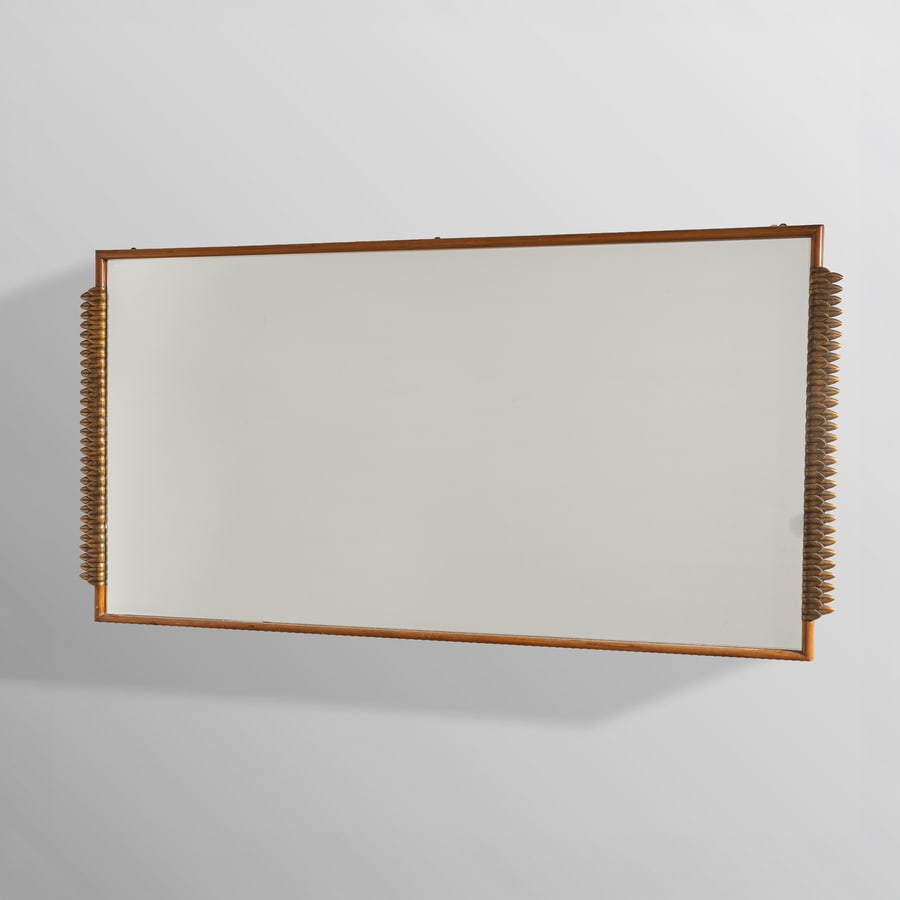 OSVALDO BORSANI: Grande specchio da parete. Legno di noce, legno scolpito e dorato, cristallo specchiato. Italia, anni '40. cm 105x205x7 A MIRROR BY O. BORSANI Condizioni generali molto buone. Piccole righe, leggeri