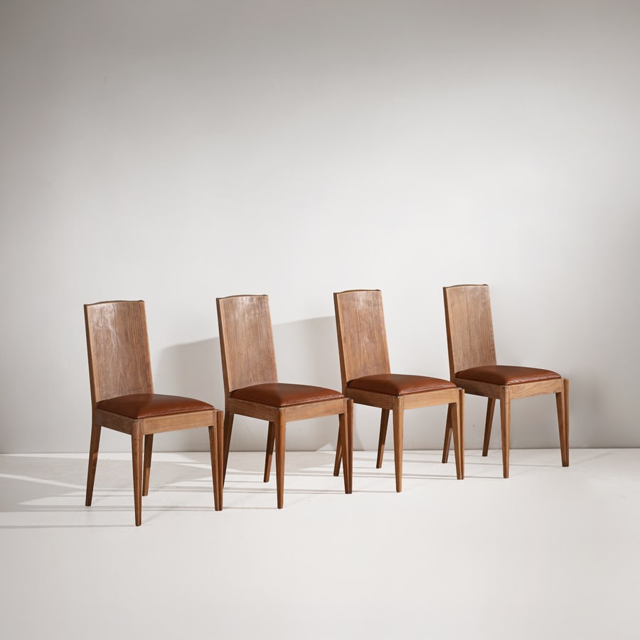 JULES LELEU (ATTRIB. A): Quattro sedie. Legno massello, vinilpelle imbottita. Francia, anni '40. cm 91x48x53 FOUR CHAIRS ATTRIBUTED TO J. LELEU Buone condizioni generali. Piccole righe, leggeri graffi e normali segni di