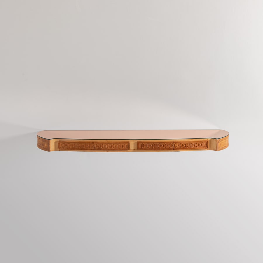 OSVALDO BORSANI (ATTRIB. A): Grande consolle pensile. Legno scolpito, cristallo molato, specchiato e colorato. Italia, anni' 40. cm 11x169x36,5 A WALL-MOUNTED CONSOLE ATTRIBUTED TO O. BORSANI Buone condizioni generali. Piccole