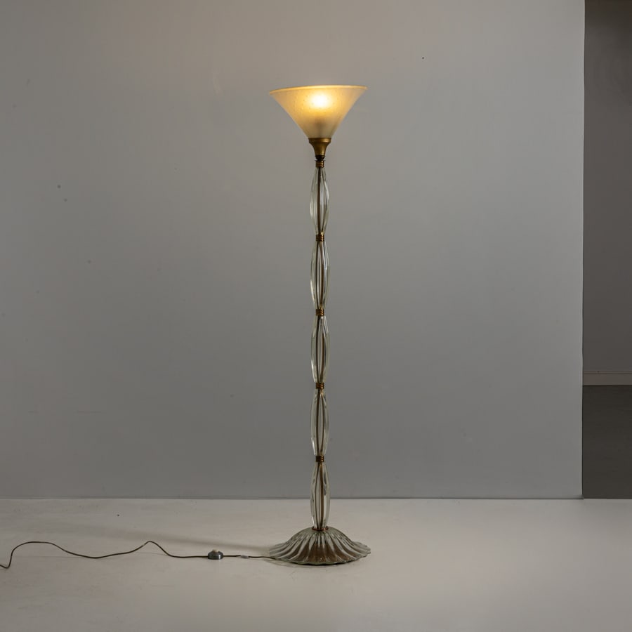 ARCHIMEDE SEGUSO: Lampada da terra. Vetro soffiato e lavorato a caldo, metallo, ottone. Produzione Seguso Vetro d'Arte, anni '40. cm 187x40x40 A FLOOR LAMP BY A. SEGUSO Buone condizioni generali. Piccole righe,