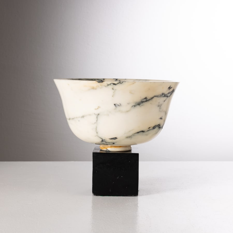 TOMASO BUZZI ( ATTRIB.A): Coppa. Marmo nero del Belgio e marmo Calacatta verde tornito. Italia, 1930 ca. cm 23x26,5x26,5 A BOWL ATTRIBUTED TO T. BUZZI Condizioni molto buone. Righe, segni di usura. Lieve ossidazione.