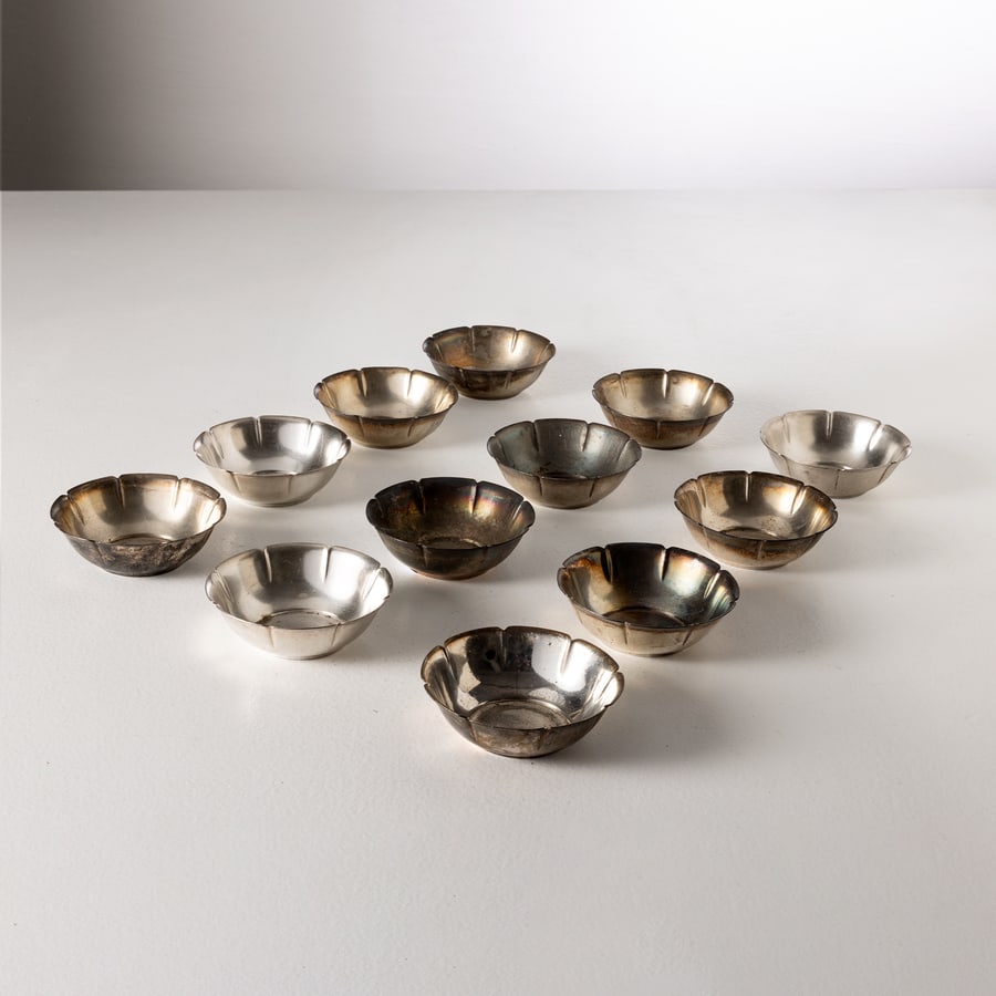 GIO PONTI: Dodici coppe. Metallo argentato. Produzione Krupp Milano, marchio impresso sotto la base. cm 4x diametro 12 TWELVE BOWLS BY G. PONTI Per oggetti della stessa serie v.: L.Falconi, Gio Ponti interni,