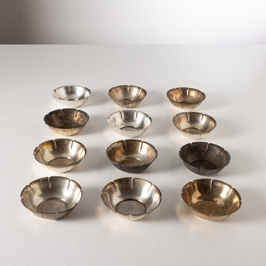 GIO PONTI: Dodici coppe. Metallo argentato. Produzione Krupp Milano, marchio impresso sotto la base. cm 4x diametro 12 TWELVE BOWLS BY G. PONTI Per oggetti della stessa serie v.: L.Falconi, Gio Ponti interni,
