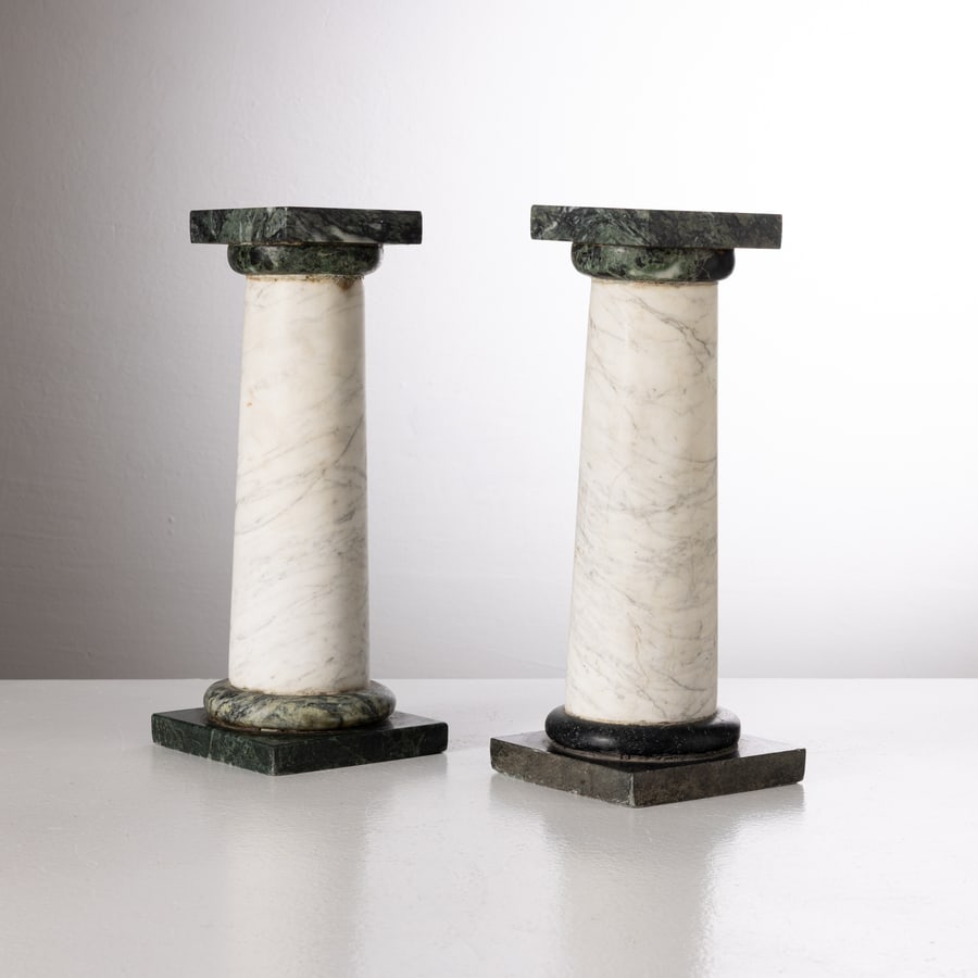 MANIFATTURA ITALIANA: Due piccole alzate. MArmo verde alpi e Bianco di carrara. Anni '30-'40. cm 34x13,5x13,5 TWO ITALIAN SMALL STANDS Condizioni molto buone. Righe, segni di usura. Lieve ossidazione. Possibili piccole