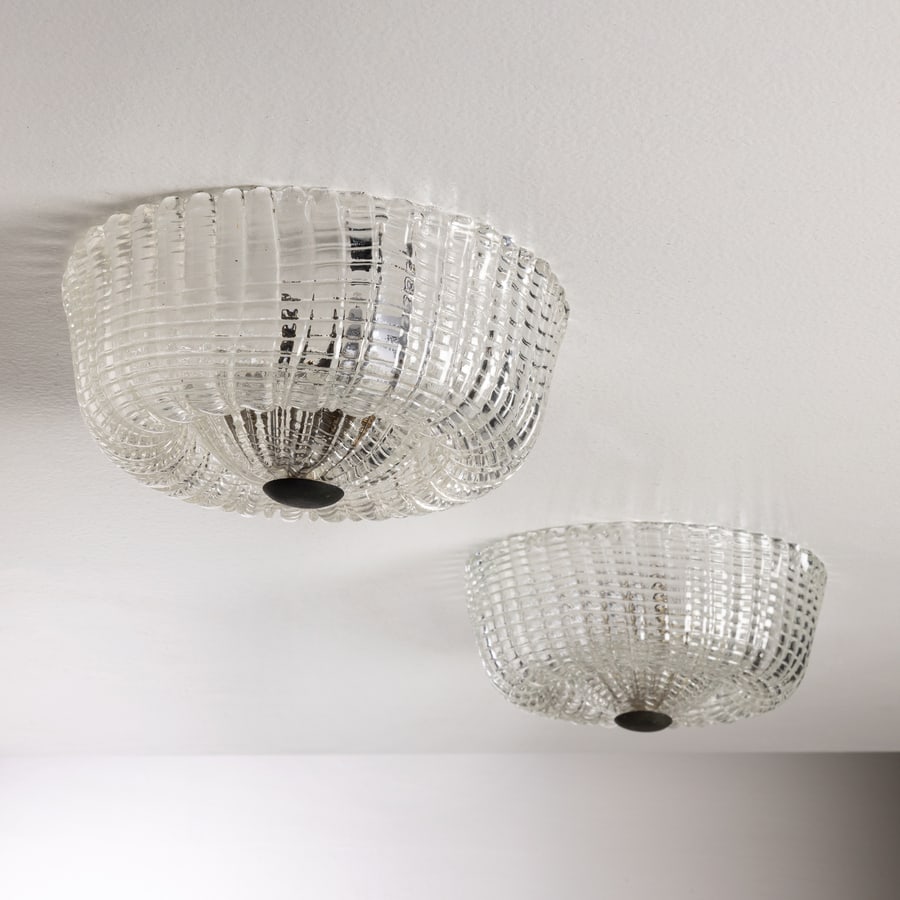 VENINI (ATTRIB. A): Coppia di lampade a plafone. Ottone, vetro lavorato. Murano anni '40. cm 12x26 A PAIR OF CEILING LAMPS ATTRIBUTED TO VENINI Buone condizioni generali. Piccole righe, leggeri graffi, normali segni di