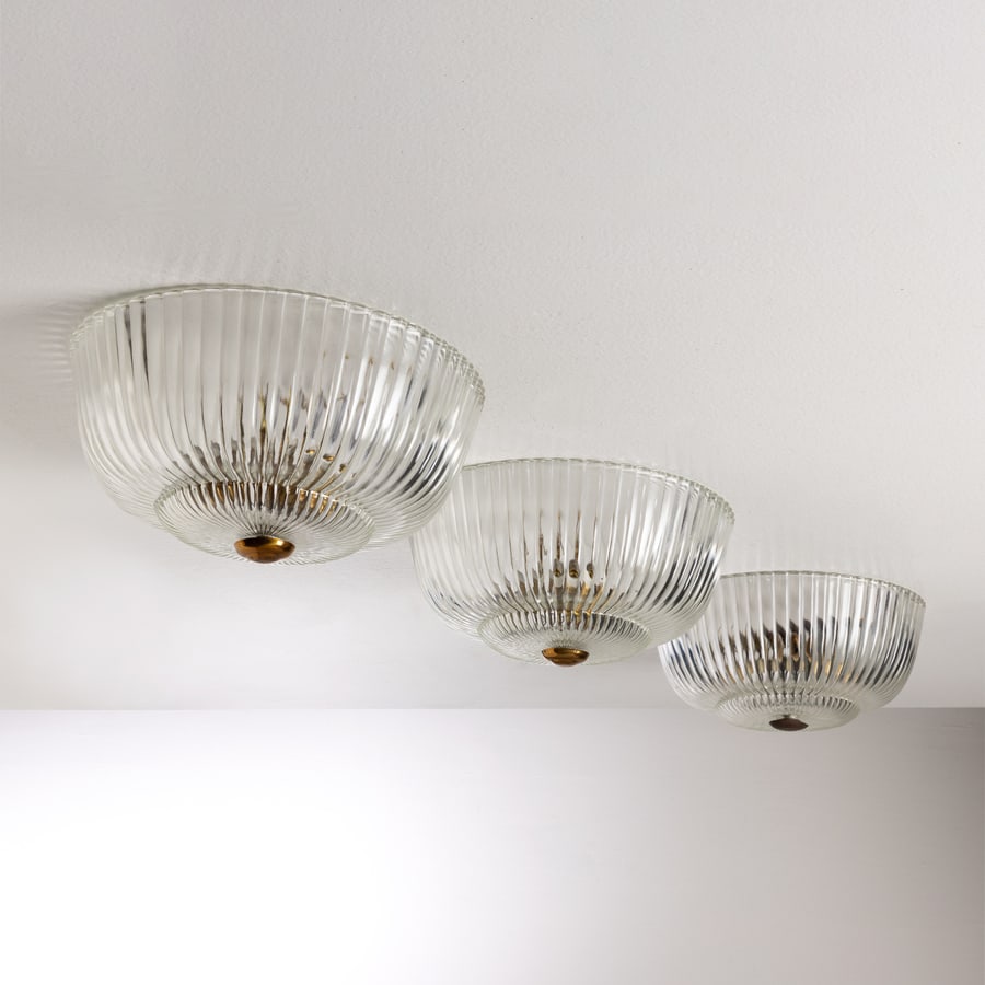 VENINI (ATTRIB. A): Tre lampade a plafone. Ottone, vetro lavorato. Murano anni '40. cm 13x30x30 ca THREE CEILING LAMPS ATTRIBUTED TO VENINI Buone condizioni generali. Piccole righe, leggeri graffi, normali segni di