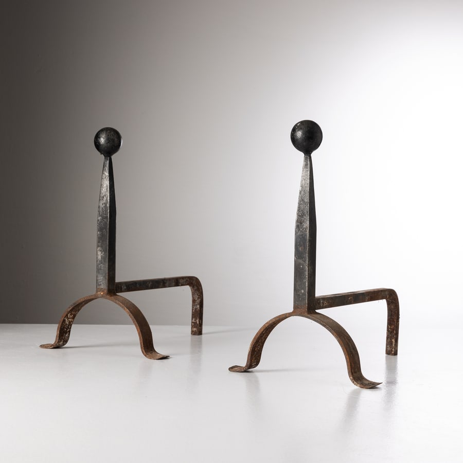MANIFATTURA ITALIANA: Due alari da camino. Metallo lavorato a caldo. Italia anni '50 cm 40x28x39 A PAIR OF ITALIAN ANDIRONS Buone condizioni generali. Piccole righe, leggeri graffi, normali segni di usura. Ossidazione