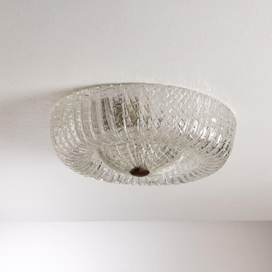 VENINI (ATTRIB. A): Lampada a plafone. Ottone, vetro lavorato. Murano anni '40. cm 12x38 A CEILING LAMP ATTRIBUTED TO VENINI Buone condizioni generali. Piccole righe, leggeri graffi, normali segni di usura. Ottone in