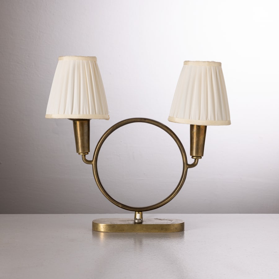 STILNOVO (ATTRIB. A): Lampada da tavolo. Ottone, tessuto. Italia, anni '40. con paralume cm 29x30xx10 A TABLE LAMP ATTRIBUTED TO STILNOVO Buone condizioni. Graffi, segni d'usura, ossidazione ed ottone in patina. Paralumi i