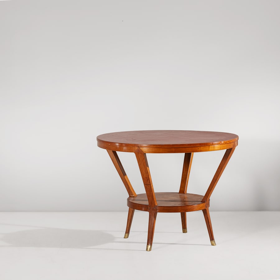GIO PONTI (ATTRIB. A): Consolle da centro per gli uffici della Banca Nazionale del Lavoro. Ottone, legno di ciliegio, linoleum. Probabile esecuzione ISA, anni '50. cm 76x diametro 100 A CENTER CONSOLE FOR BNL ATTRIBUTED TO 