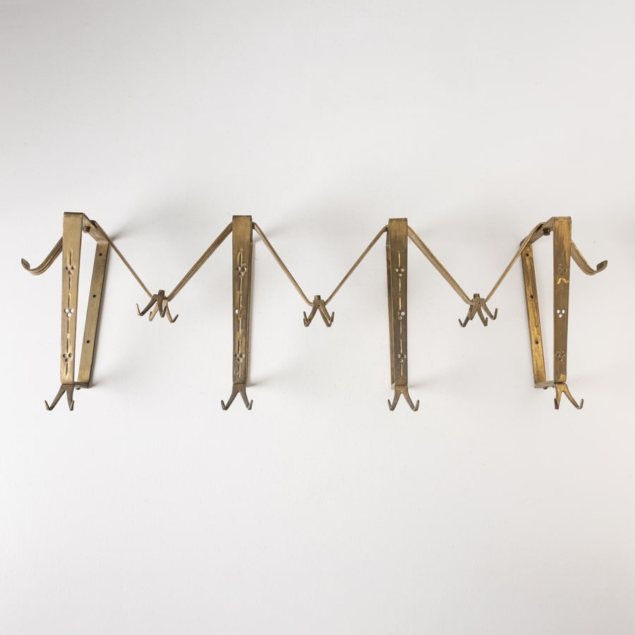 SCUOLA DI TORINO: Appendiabiti per la Sala danze Lutrario. Ottone. Torino, anni '50. cm 30x93x14 A COAT-HANGER BY SCUOLA DI TORINO Discrezioni condizioni generali. Righe, graffi, segni di usura, aloni, ossidazione