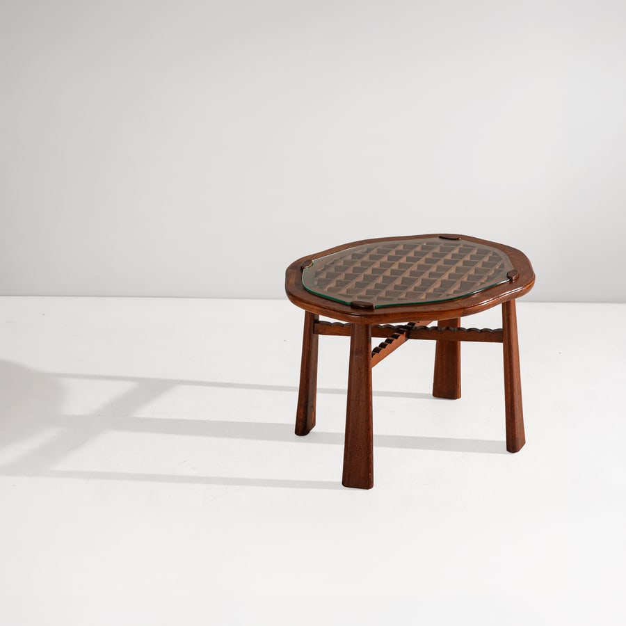 VITTORIO VALABREGA: Tavolino. Legno di rovere massello, cristallo molato. Produzione Valabrega Torino anni '30. cm 57x76x60 A LOW TABLE BY V. VALABREGA Buone condizioni generali. Piccole righe, leggeri graffi, normali se