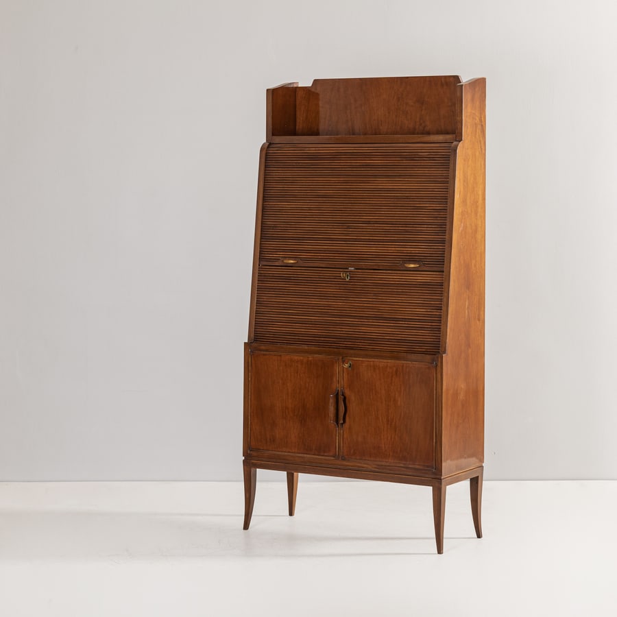 MANIFATTURA ITALIANA: Mobile bar. Legno tinto mogano, ottone. Italia, anni '50, cm 180x90x36,5 AN ITALIAN BAR CABINET Buone condizioni generali. Righe, graffi, normali segni di usura. Piccole mancanze.