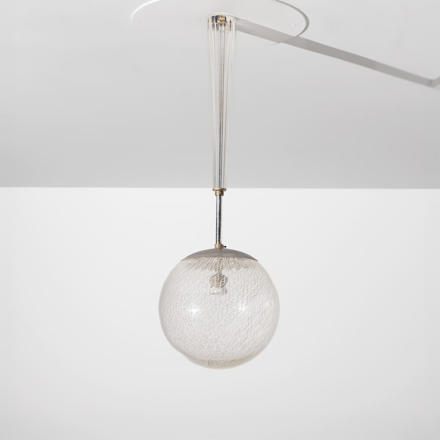 CARLO SCARPA (ATTRIB. A ): Lampada a sospensione. Metallo nichelato, vetro trasparente a zanfirico, vetro scanalato. Probabile produzione. Venini, Murano, anni '30. cm 75x diametro 25 ca. A CEILING LAMP ATTRIBUTED TO C. SCARPA