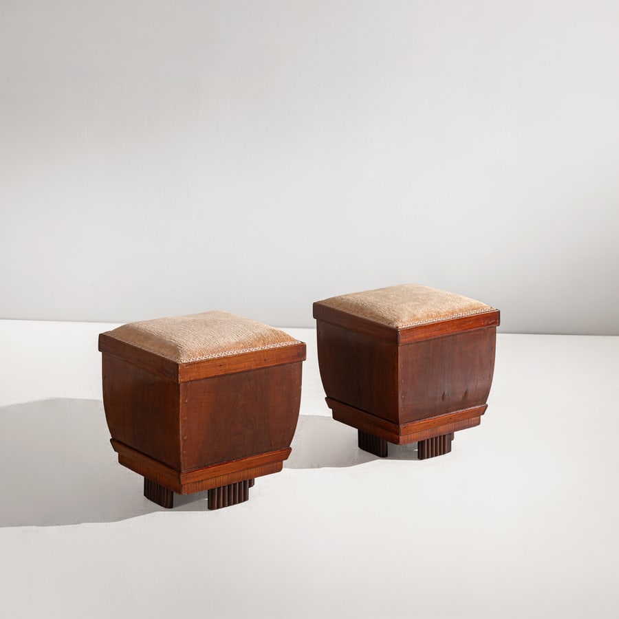 MANIFATTURA ITALIANA: Coppia di scanni Deco. Legno di faggio tinto, legno lamellare lastronato in piuma di noce, tessuto imbottito, legni vari. Italia anni '30. cm 40x36x36 A PAIR OF ITALIAN OTTOMANS Buone condizioni